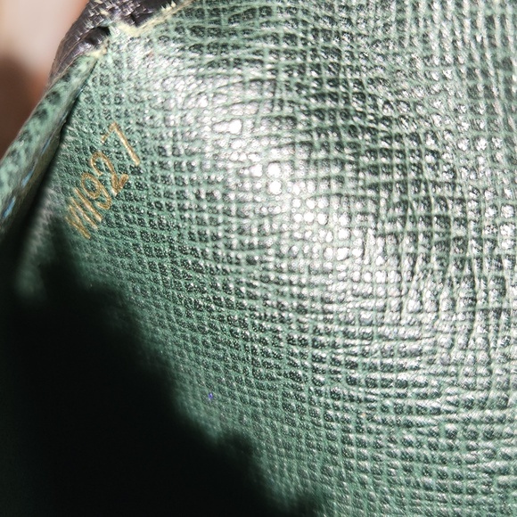 Louis Vuitton Long Wallet Taiga ALMOST PERFECT. - Picture 14 of 16